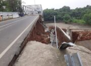 Baru Setahun Diperbaiki, Jembatan Cipamingkis di Cibarusah Kembali Amblas Baru Setahun Diperbaiki, Jembatan Cipamingkis di Cibarusah Kembali Amblas