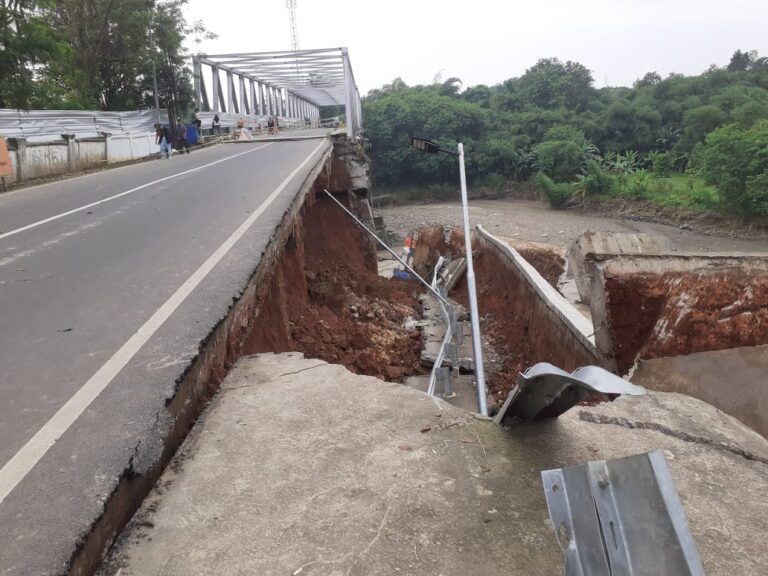 Baru Setahun Diperbaiki, Jembatan Cipamingkis di Cibarusah Kembali Amblas