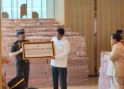 Disaksikan Presiden, Jaksa Agung Serahkan Uang Pengganti Kerugian Negara dalam Perkara Korupsi CPO Rp 13,25 Triliun ke Menkeu