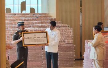 Disaksikan Presiden, Jaksa Agung Serahkan Uang Pengganti Kerugian Negara dalam Perkara Korupsi CPO Rp 13,25 Triliun ke Menkeu