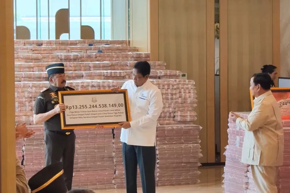 Disaksikan Presiden, Jaksa Agung Serahkan Uang Pengganti Kerugian Negara dalam Perkara Korupsi CPO Rp 13,25 Triliun ke Menkeu