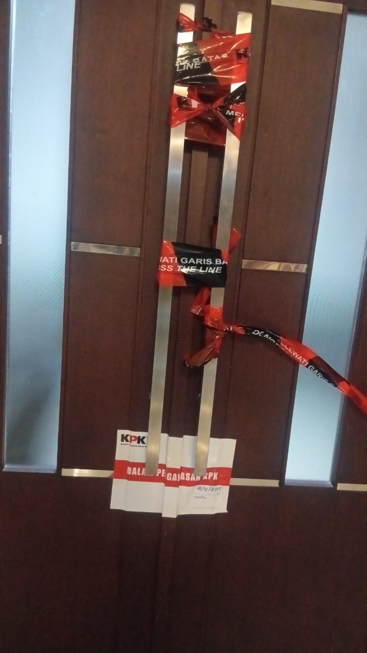 Kantor Bupati Bekasi Disegel KPK, Dikabarkan Bupati Bekasi Ade Kuswara Kunang Terjaring OTT