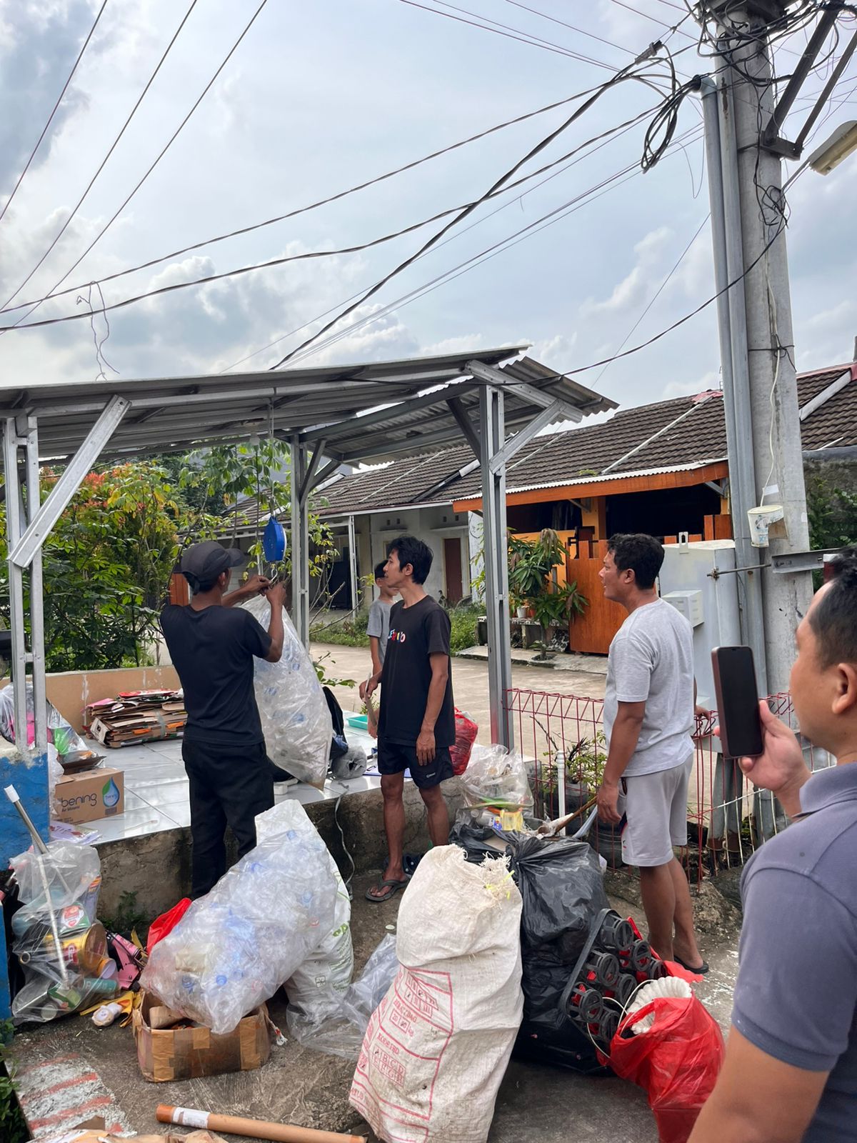 Menciptakan Lingkungan yang Bersih, Panitia Pengumpul Sampah Gang Soka 3 Sulap Sampah Menjadi Nilai Ekonomi