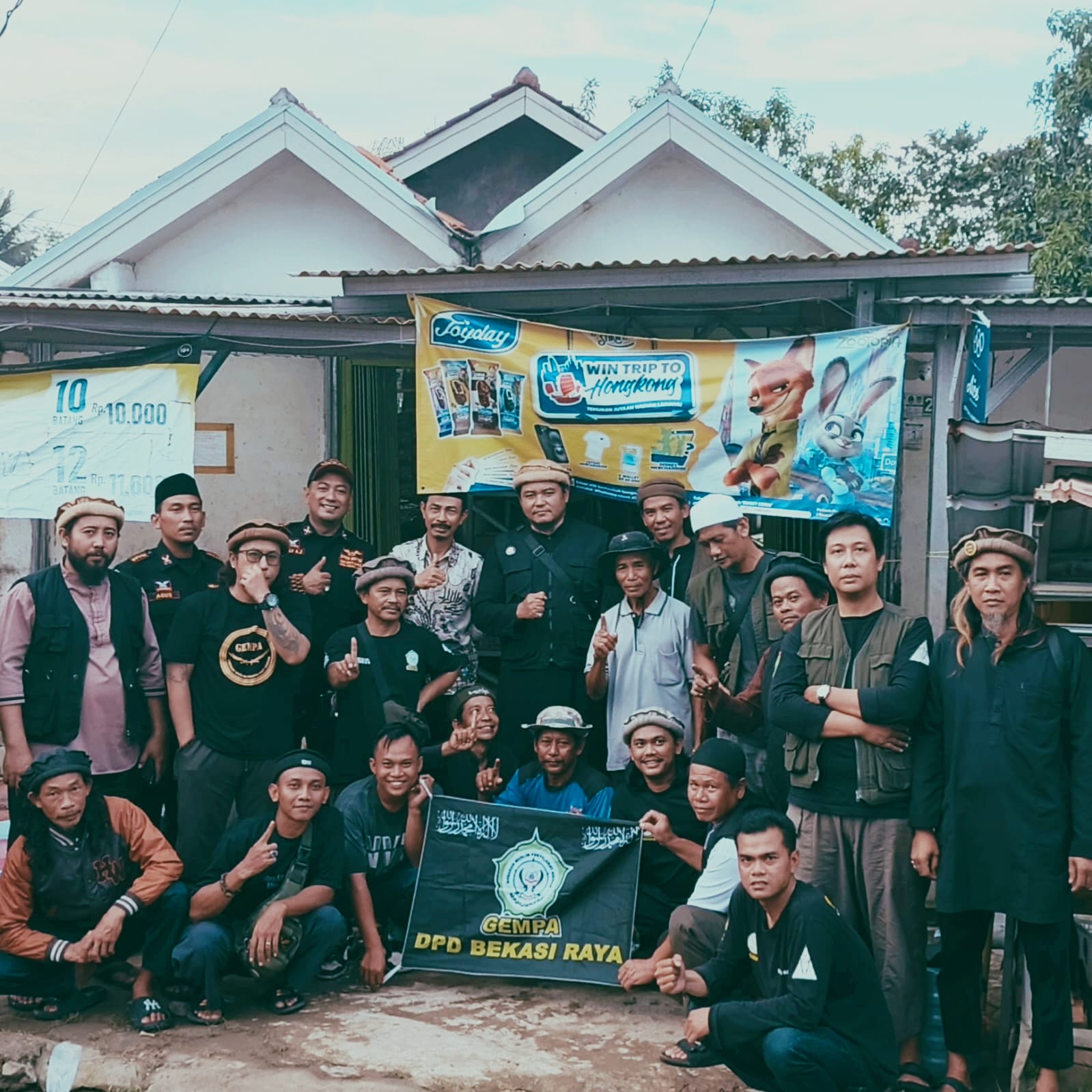 Laskar Gempa Bekasi Raya dan Ormas BPPKB Banten Memberikan Bantuan Sembako dan Makanan Siap Saji untuk Korban Banjir di Kp. Bendung