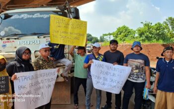 Tuntut Ganti Rugi, Warga Hentikan Truk Proyek Tol Japek II Selatan