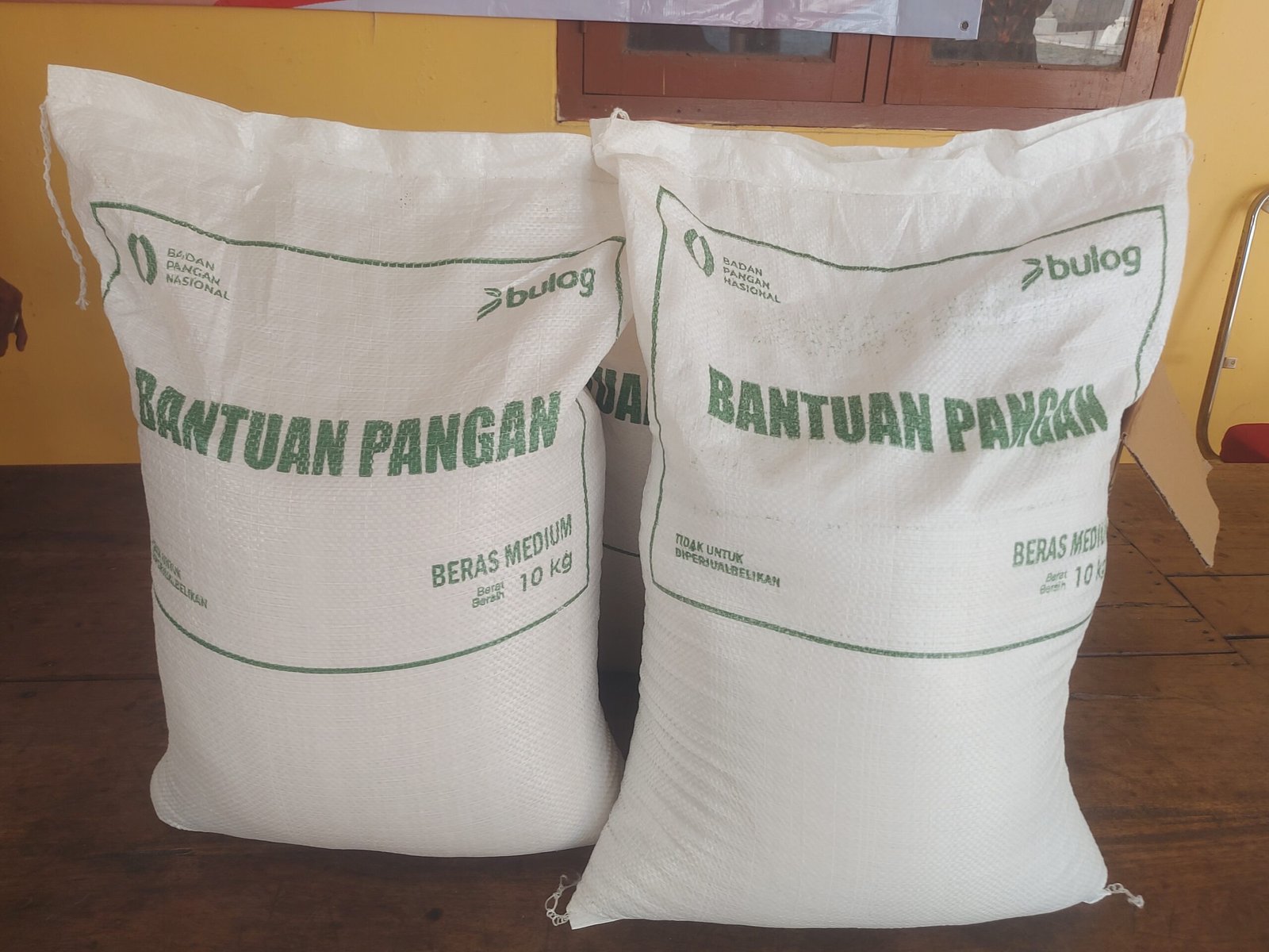 Melalui PSM, Pemdes Sirnajati Salurkan Bantuan Sosial Berupa Beras Bulog untuk Warga