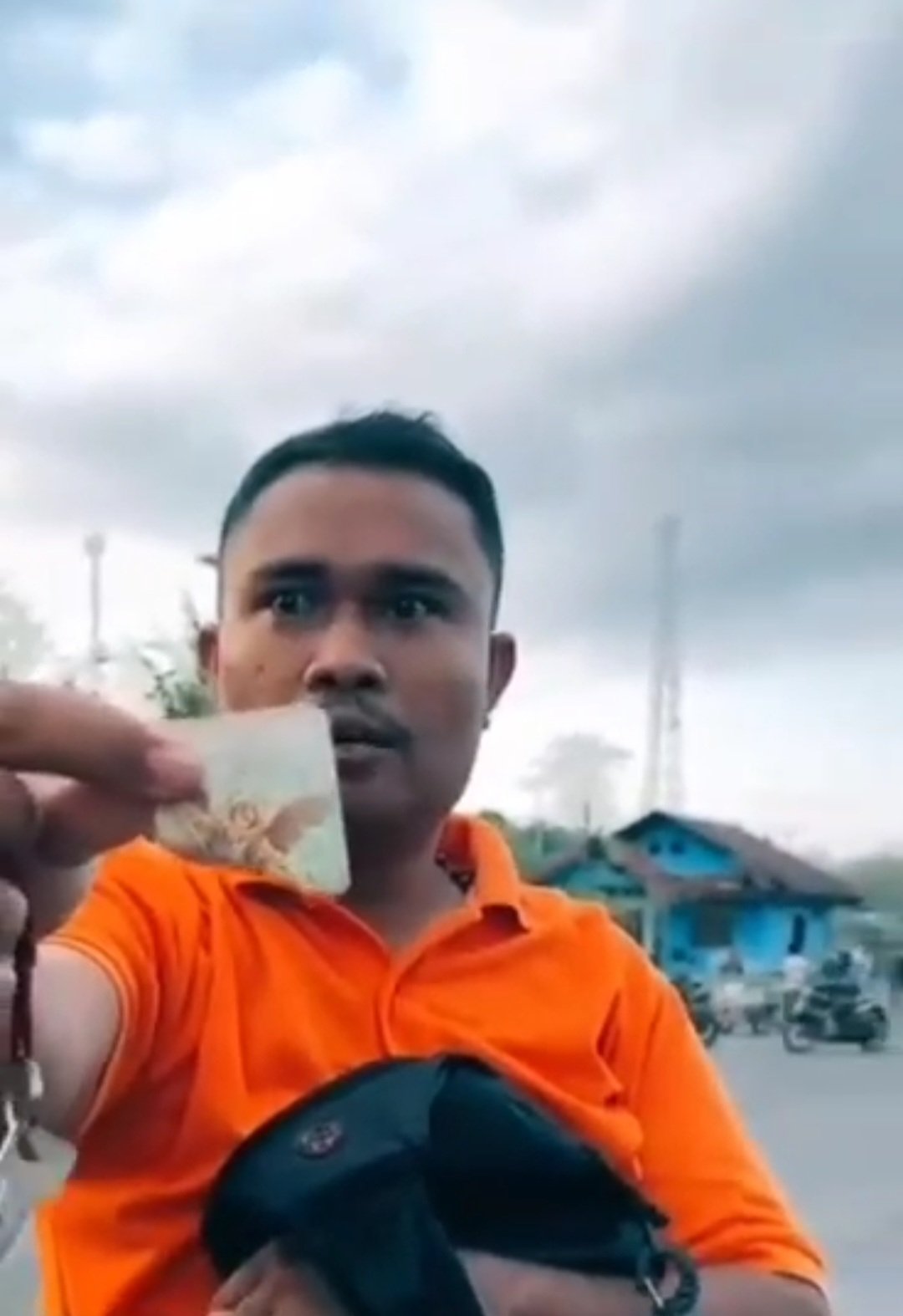 Viral, Video Seorang Pria Menyuruh Pergi Orang-orang Sekitar dan Mengatakan ada Bencana Beberapa Jam Sebelum Gempa Bumi di NTT